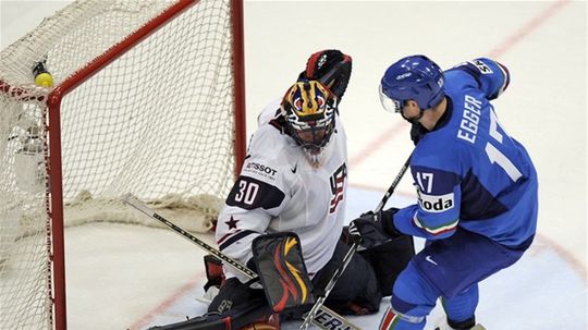 Scott Clemmensen chytá nájazd Alexandra Eggera,...