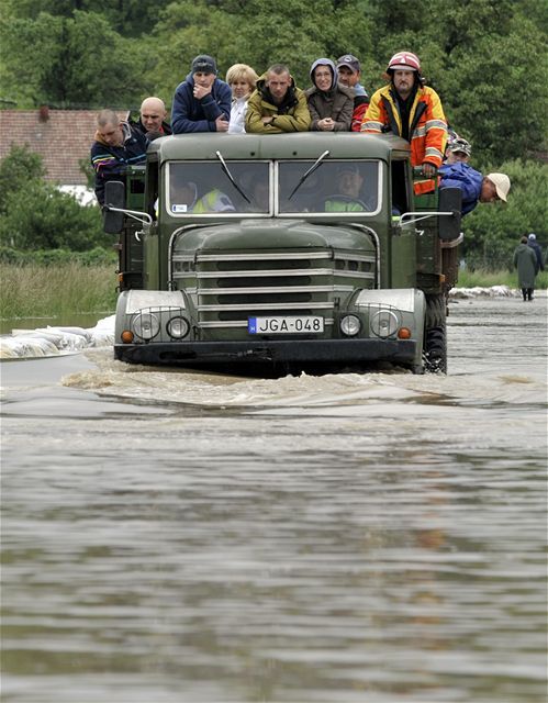 Ľudí zo zatopenej maďarskej dediny Kiskinizs...