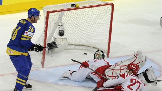 Švéd  Marcus Nielson (vľavo) otvoril skóre...