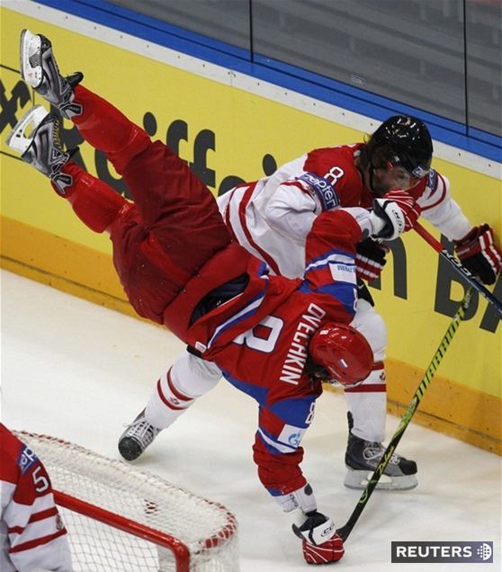 Ovečkin prepadol cez Burnsa...