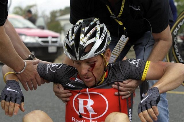 Zranený Lance Armstrong.