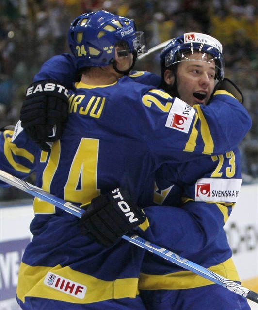 Johan Harju (vľavo) v objatí s Linusom Omarkom.