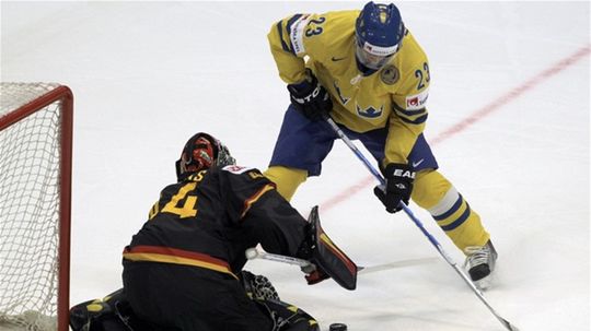 Švéd Linus Omark pred brankárom Nemecka...