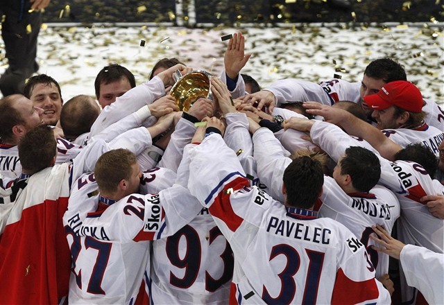 Český tím s trofejou pre majstrov sveta.