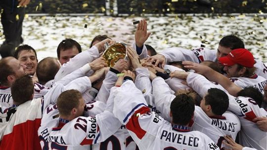 Český tím s trofejou pre majstrov sveta.