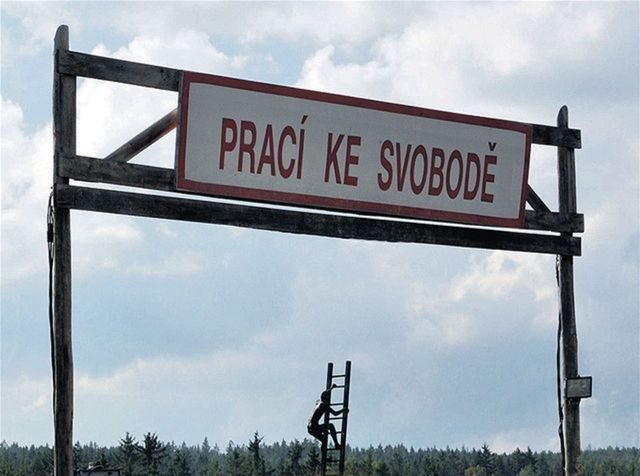 Vstup do pracovného tábora Vojna s vrchom...