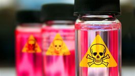 Pri útoku kyselinou v Británii utrpelo vážne zranenia iba trojročné dieťa