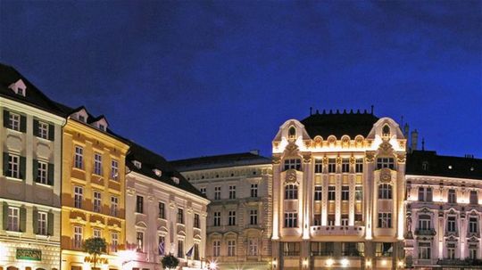 Trojicu budov na Hlavnom námestí a ďalšie dve v...