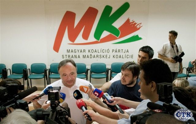 Predseda SMK Pál Csáky hovorí s novinármi v...
