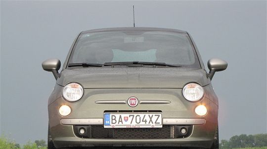 Široký postoj mu pridáva na stabilite.
