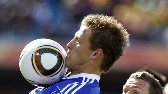 Ján Ďurica s loptou na hrudi.