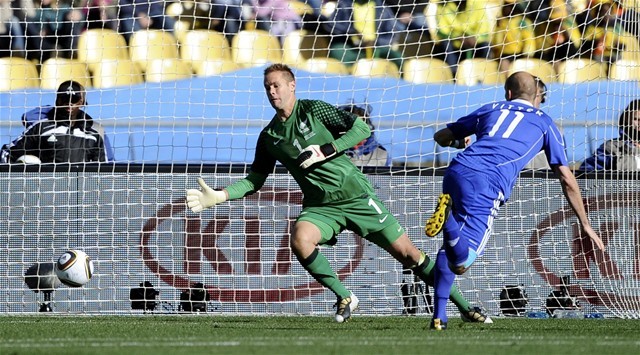 Róbert Vittek skóruje.