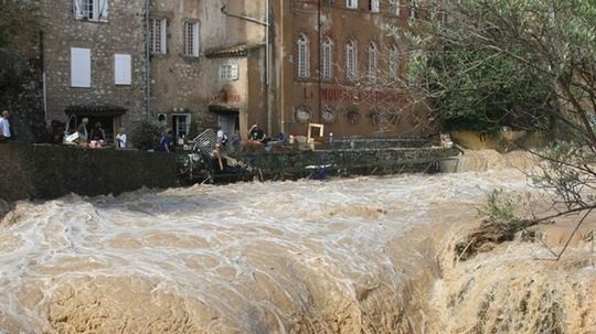 Rieka Artuby tečúca ulicami mesta Draguignan,...