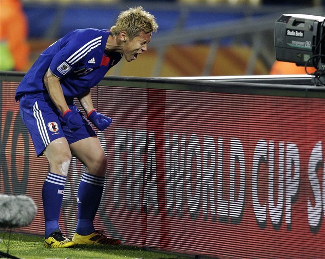 Keisuke Honda sa teší z gólu.