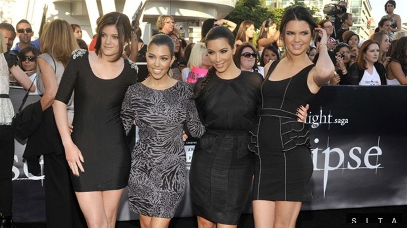 Zľava: Kylie Jenner, Kourtney Kardashian, Kim...