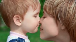 Pusa na ústa od rodiča. Čo na to psychologička? 