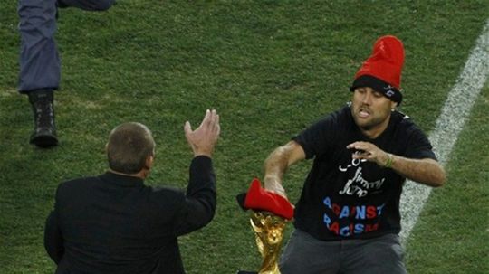 Pred začiatkom finále vbehol na trávnik jeden z...