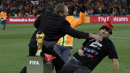 Ochrankár likviduje nevítanú návštevu na trávniku.