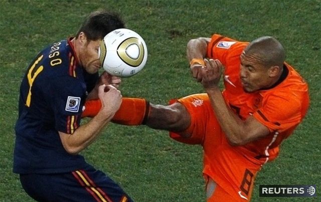 Xabi Alonso dostal takýto KO úder od Nigela de...