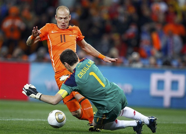Arjen Robben neuspel pred Ikerom Casillasom ani...