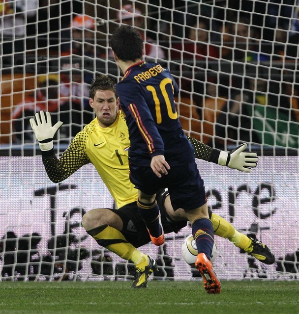 Marten Stekelenburg likviduje šancu Fábregasa.
