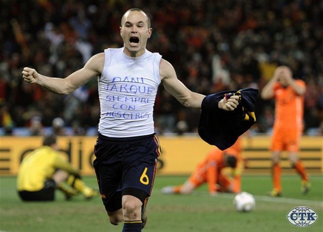 Andres Iniesta venoval svoj gól nebohému Danimu...