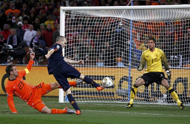Andres Iniesta strieľa víťazný gól do siete...