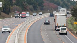 Zmeny pre vodičov: Mobilu sa za jazdy ani len nechytajte