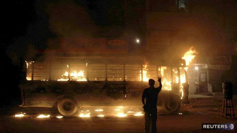 autobus, pakistan, nepokoje, oheň, požiar  