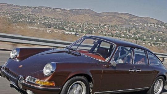 Dvere sa otvárali proti sebe, podobne ako na...