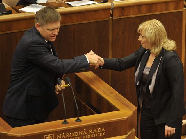 Expremiér Robert Fico podáva ruku svojej...