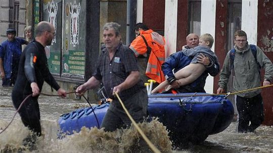 Českí hasiči a záchranári evakuovali obyvateľov...