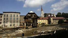 Miestny obyvateľ si fotí jednu z ulíc v...