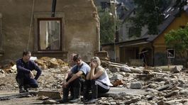 Obyvatelia záplavami postuhnutého mestečka...