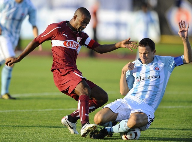 Martin Dobrotka (vpravo) v súboji s Cacauom.