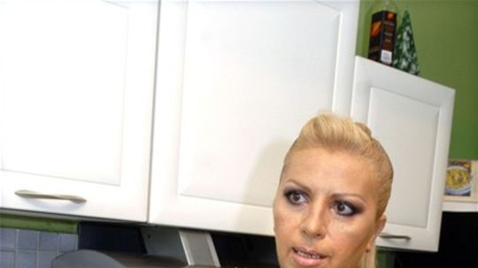 Boháčka Nora Mojsejová vo svojej kuchyni...