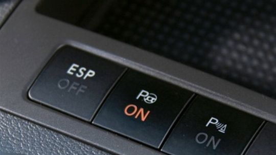 Park Assist sa aktivuje tlačidlom na stredovom...