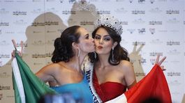 Miss Universe 2010 Jimena Navarrete (vpravo) a Miss Universe 1991 Lupiter Jones