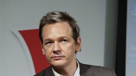Švédsky súd potvrdil platnosť zatykača na Assangea 