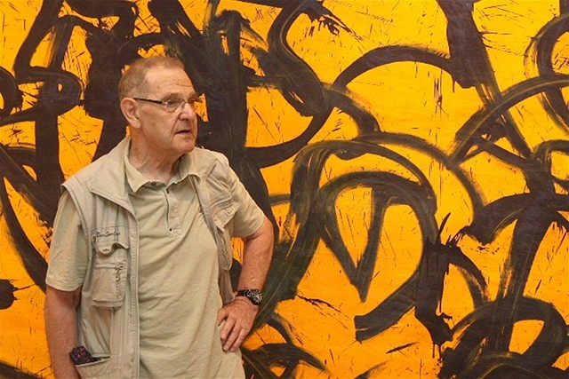 Juraj Bartusz pred plátnom Maľba za 20 sekúnd,...