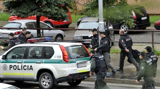Zásah polície po streľbe v Devínskej Novej Vsi.