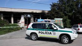 Útok na políciu v Nitre! Muž hodil zápalnú fľašu s výbušninou na policané auto