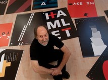 Dušan Junek (67), grafický dizajnér, pedagóg, publicista a autor kultúrnych projektov, predstavuje netradičnú retrospektívu v bratislavskom Satelite.
