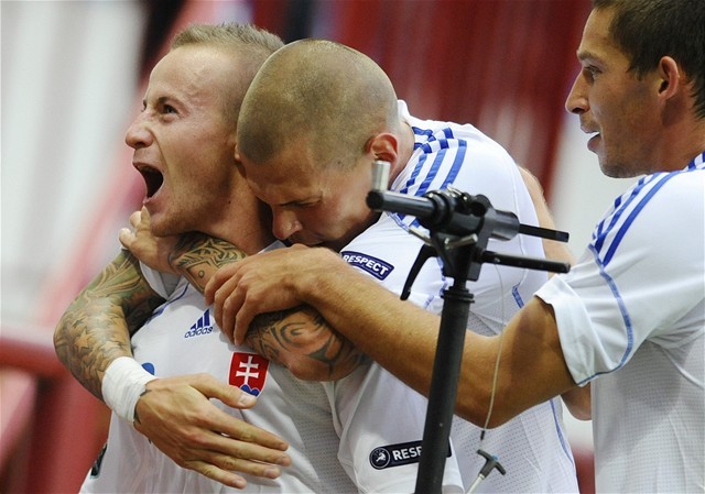 Radosť slovenských futbalistov po góle...