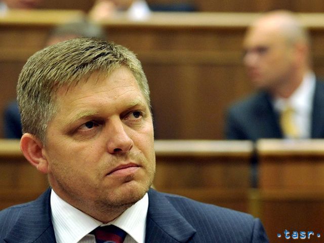 Šéf Smeru Robert Fico počas prejavu na schôdzi...