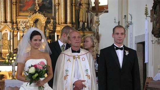 Attlila Mokos ako kňaz v televíznej sérii...