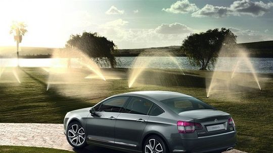 Model C5 dostal nové svetlá a nové motory.