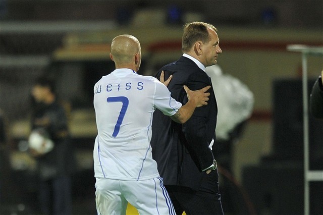 Vladimír Weiss ml. prichádza za otcom tešiť sa...