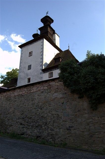 Starobylý vežovitý dom v hornej časti...