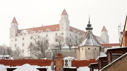 Zimný pohľad na Bratislavský hrad.
